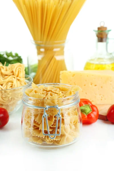 Diferentes tipos de pasta con verduras aisladas en blanco —  Fotos de Stock