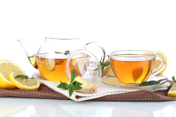 Hervidor de agua y taza de té con jengibre en servilleta aislada en blanco —  Fotos de Stock