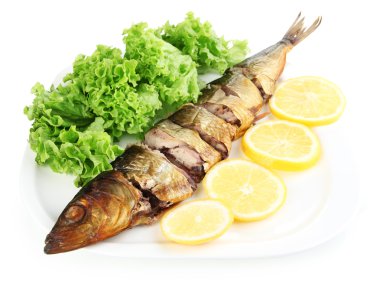 Füme Balık plaka üzerinde beyaz izole