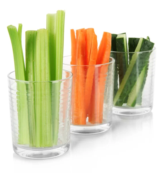 Sedano verde fresco con verdure in bicchieri isolati su bianco — Foto Stock