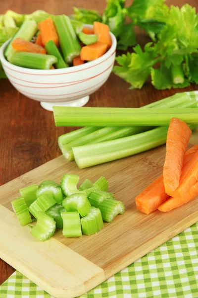 Färsk grön selleri med grönsaker på bordet närbild — Stockfoto