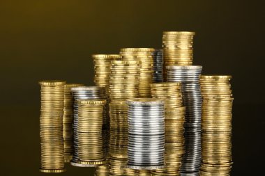birçok para çıktı sütunları koyu arka plan üzerinde