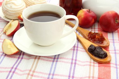 çay ve ev yapımı reçel, masa örtüsü üzerinde hafif Kahvaltı