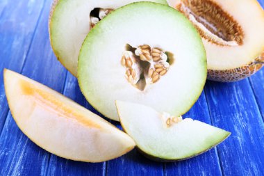 ahşap masa yakın çekim üzerinde olgunlaşmış kavun