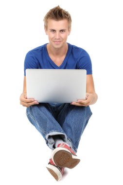 yakışıklı bir delikanlı ile üzerine beyaz izole laptop
