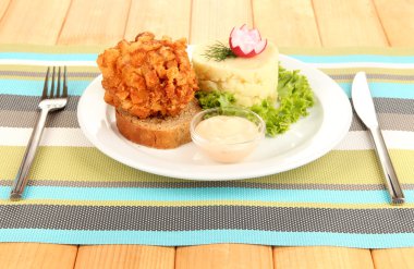 tavuk kiev üzerinde kruton ahşap zemin üzerinde patates püresi ile