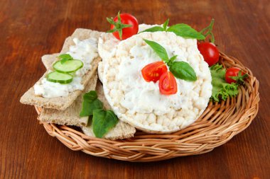 ahşap zemin üzerinde sebze ile lezzetli crispbreads