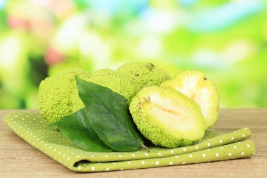 Osage turuncu meyveler (maclura pomifera), doğa zemin üzerine ahşap tablo
