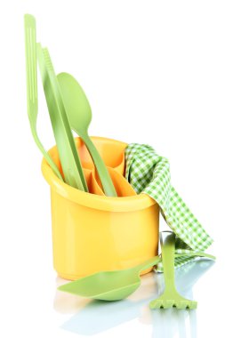 Plastik mutfak eşyaları üzerinde beyaz izole Kupası