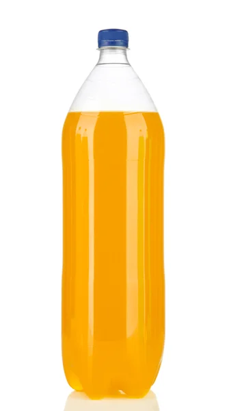 Бутылка с вкусным напитком, изолированный на белом — стоковое фото