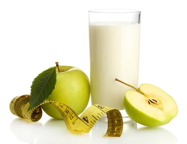 Glas van kefir, groene appels en meetlint geïsoleerd op wit — Stockfoto