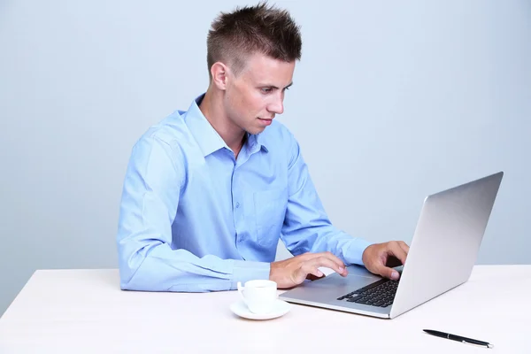 Homme d'affaires avec ordinateur portable dans le bureau close-up — Photo