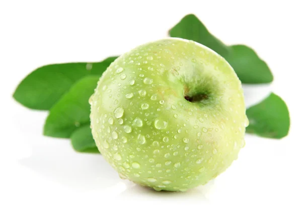 Pomme verte juteuse aux feuilles, isolée sur fond blanc — Photo