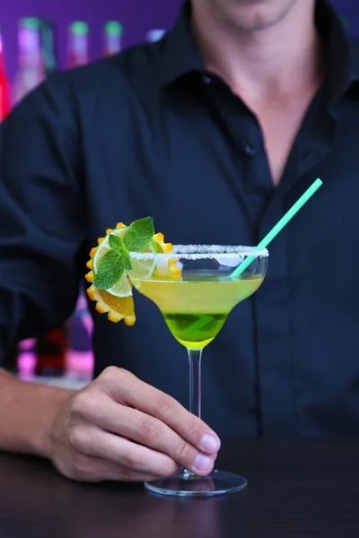 Portrait of handsome barman preparing cocktail, at bar — Stock Photo, Image