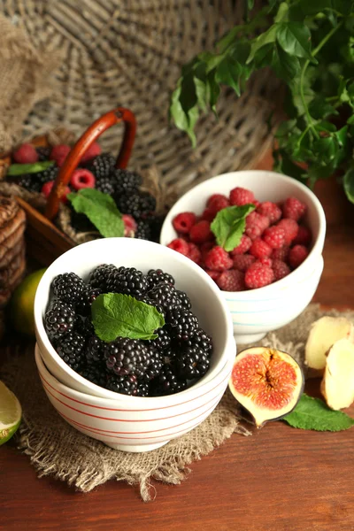 Auswahl an saftigen Früchten und Beeren auf Holzgrund — Stockfoto