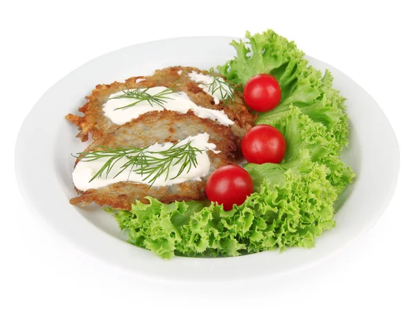 Kartoffelpuffer auf Teller, isoliert auf weißem — Stockfoto