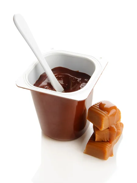 Bonbons à la crème au chocolat et au caramel, isolés sur du blanc — Photo