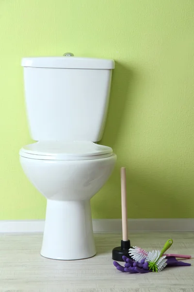 Tigela de banheiro branco e coisas mais limpas em um banheiro — Fotografia de Stock