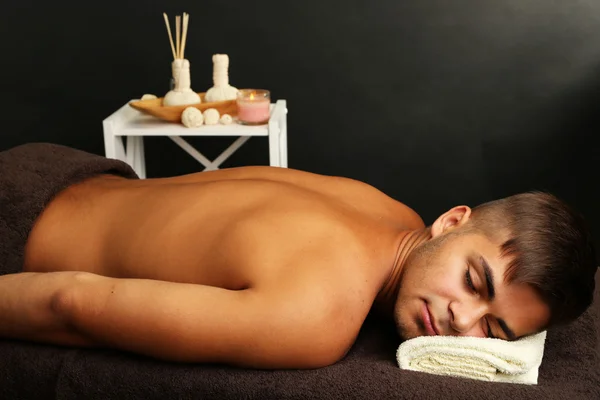 Young man relaxed in spa salon — Stock Photo, Image