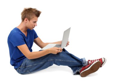 yakışıklı bir delikanlı ile üzerine beyaz izole laptop