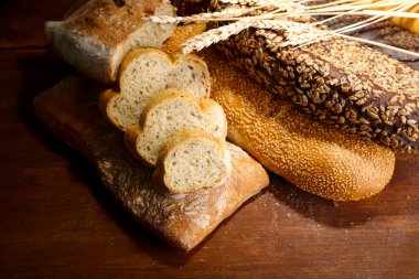 ahşap tahta üzerinde ekmek