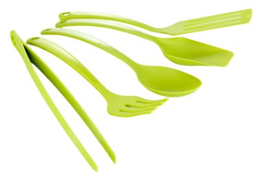 Plastik mutfak eşyaları üzerinde beyaz izole