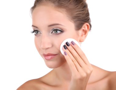 güzel kız beyaz izole yüzünü temizler