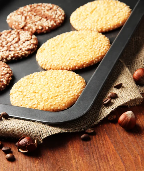 Biscotti fatti in casa con semi di sesamo, su sfondo di legno — Foto Stock
