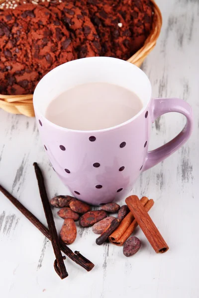 Bebida de cacao con especias y galletas sobre fondo de madera — Foto de Stock