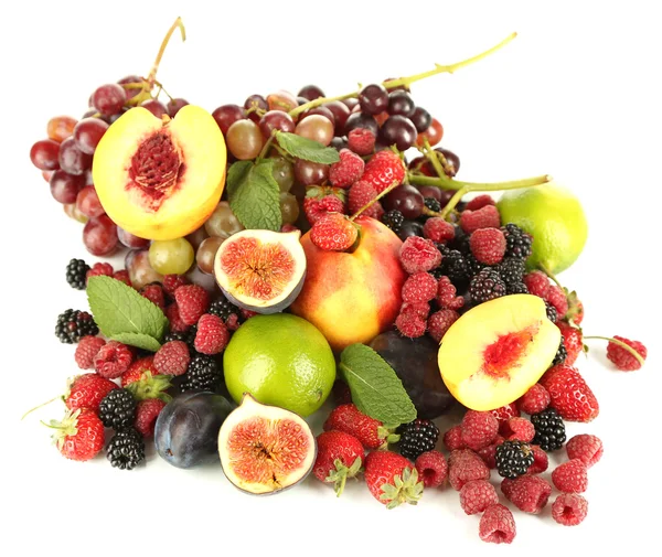 Sortiment aus saftigen Früchten und Beeren, isoliert auf weiß — Stockfoto