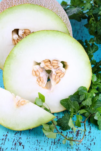 Rijpe meloenen op houten tafel close-up — Stockfoto