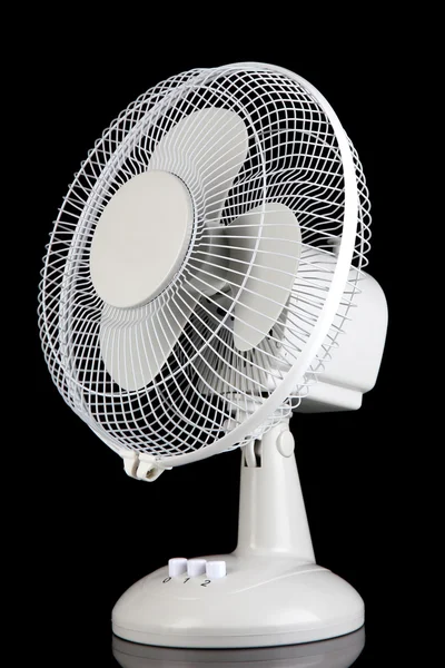 Ventilatore elettrico su sfondo nero — Foto Stock