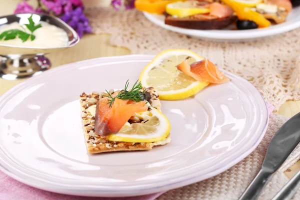 Sandwiches de salmón en plato sobre mesa de madera close-up — Foto de Stock