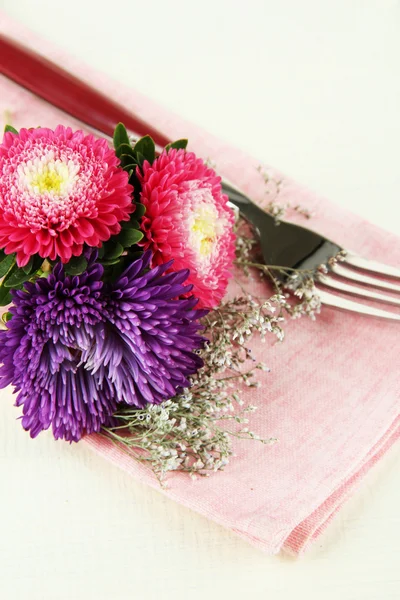 Святкова обідня стіл з квітами ізольовані на білому — стокове фото