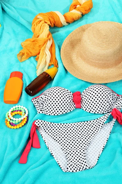 Zwembroek en strand items op heldere blauwe achtergrond — Stockfoto