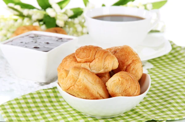 Tasty croissants and cup of coffee close-up — Stock Photo, Image