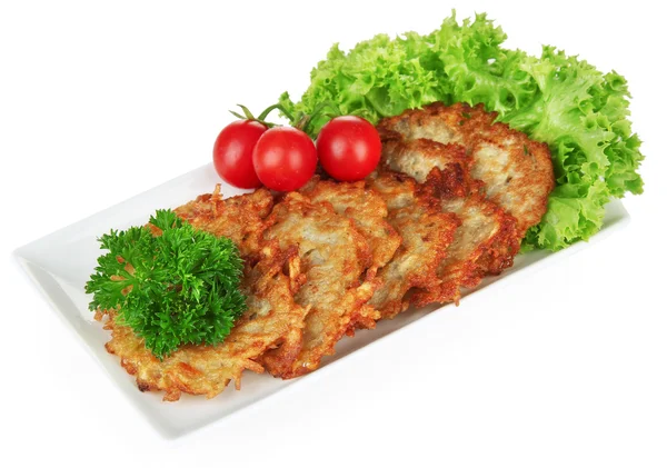 Kartoffelpuffer auf Teller, isoliert auf weißem — Stockfoto