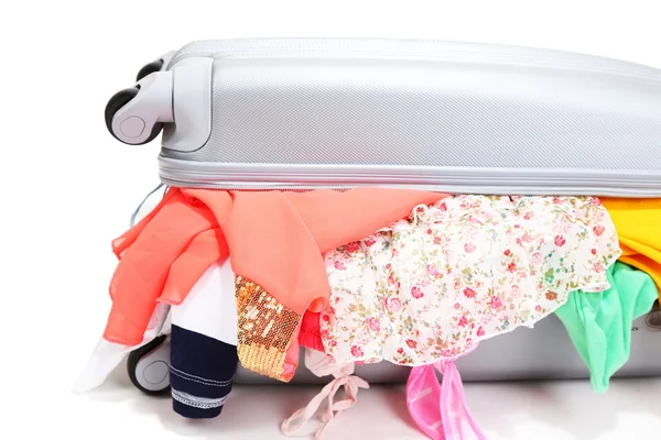 Koffer ohne fein säuberlich gefaltete Sachen isoliert auf weiß — Stockfoto