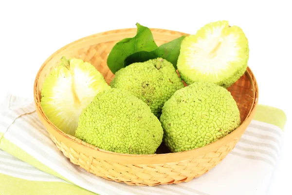 Frutos Laranja Osage (Maclura pomifera) em cesta, isolados sobre branco — Fotografia de Stock