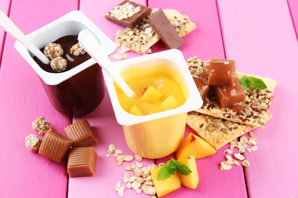 Adet taze meyve, kurabiye ve renk ahşap zemin üzerinde pul ile krem lezzetli tatlılar — Stok fotoğraf