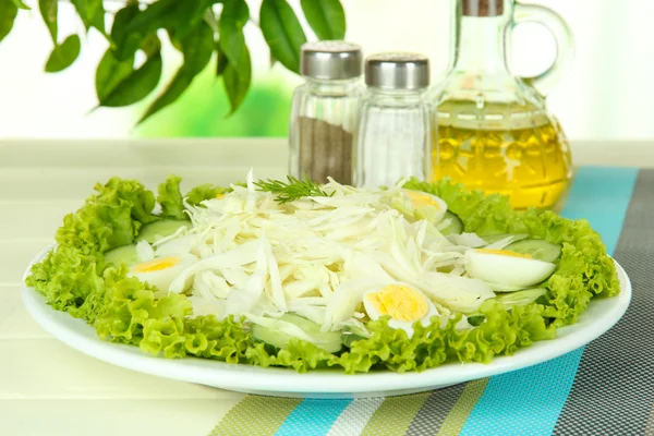 Délicieuse salade avec œufs, chou et concombres sur la table — Photo