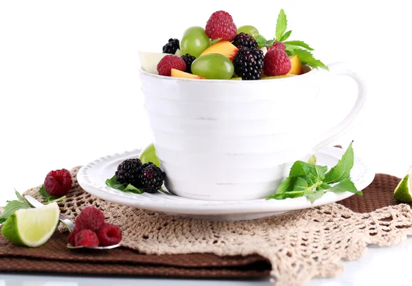 Ensalada de frutas en taza en servilleta aislada en blanco — Foto de Stock