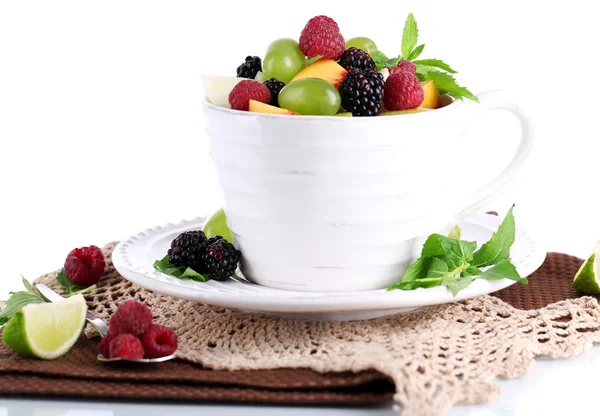 Ensalada de frutas en taza en servilleta aislada en blanco —  Fotos de Stock