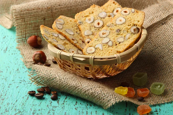 Ciastek z orzechów laskowych, na tle drewniane — Zdjęcie stockowe