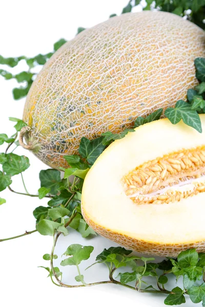 Melons mûrs dans les feuilles isolées sur blanc Image En Vente