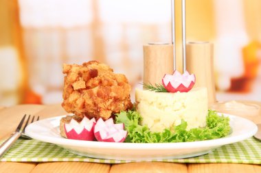 tavuk kiev üzerinde kruton parlak zemin üzerine ahşap masa üzerinde patates püresi ile