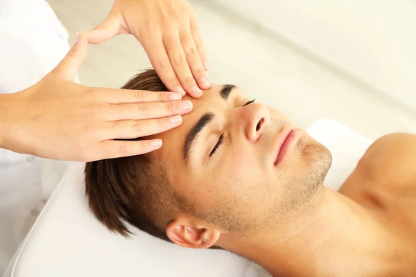 Man having head massage close up — Stock Photo, Image