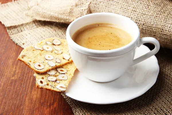 Tasse leckeren Kaffee mit italienischem Keks, auf Holzgrund — Stockfoto