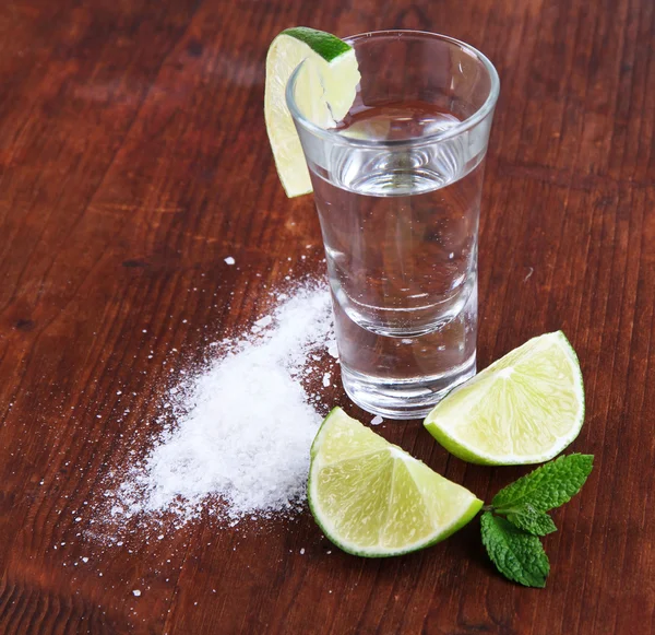 Tequila em vidro sobre mesa de madeira close-up — Fotografia de Stock