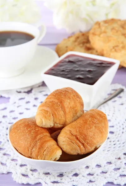 Sabrosos croissants y taza de café en primer plano de la mesa —  Fotos de Stock